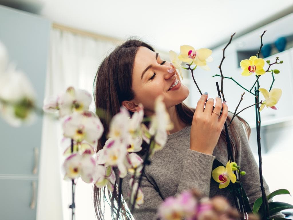 Woman with flower L 2