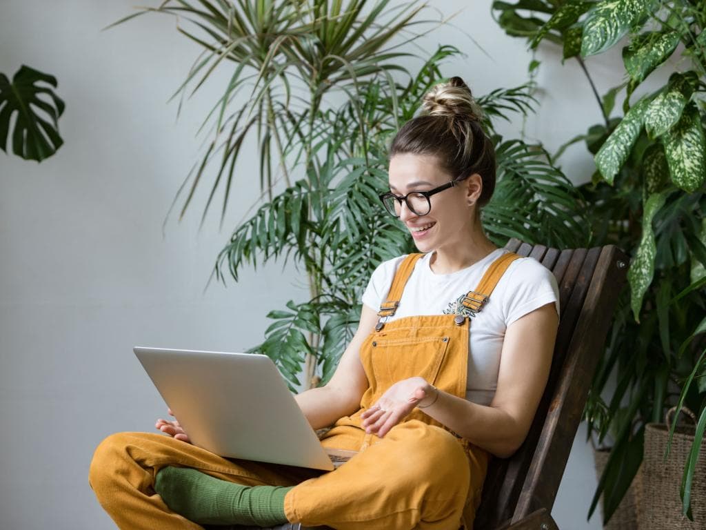 Woman with laptop L